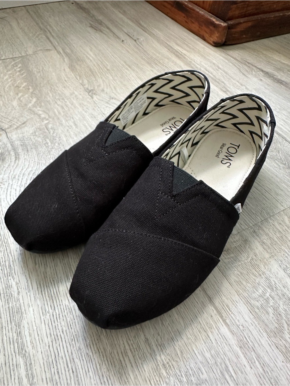 🦋 NWOT - Toms Black Canvas Women’s Slip-On Loafers